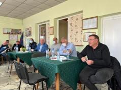 Професорите Костадин Ангелов и Асен Балтов с ваксинационната ка...