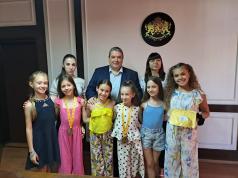 Инж. Добромир Добрев се срещна с артистите от Балет „Калина“, з...