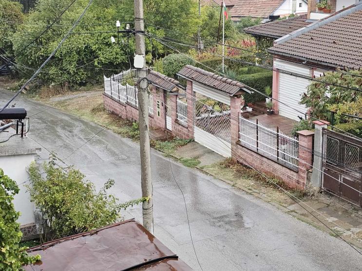 Жица се скъса и падна на крачка от човек в Горна Оряховица - до кога така?